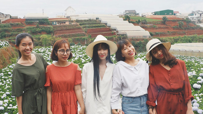 Những cô gái tạo dáng tại vườn hoa cẩm tú cầu trước khi ra về.