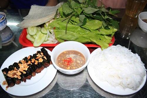 Phan Xích Long - Đường ẩm thực Sài Gòn sôi động về đêm