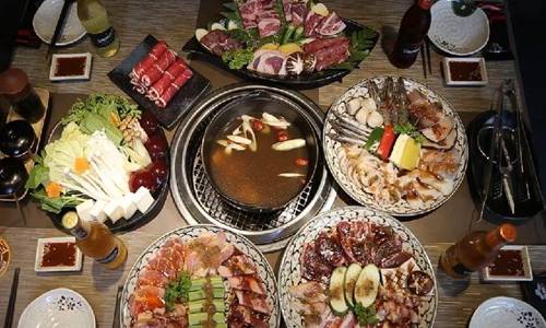  Ngoài quán Việt thì quán nướng, lẩu Hàn Quốc, Nhật Bản của nhiều thương hiệu lớn cũng xuất hiện ngày càng dày đặc trên đường này. Đây là điểm tụ họp bạn bè, gia đình được cho là tiện lợi hơn ở khu vực quận 1 do đường sá rộng rãi, nhiều chỗ để xe. Ảnh: Foody.