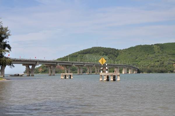 Cầu Tư Hiền trên quốc lộ 49B