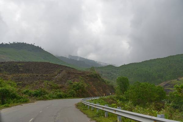 Đèo lên thị trấn Khe Tre