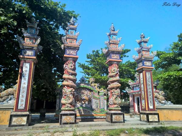 Nghĩa trang lộng lẫy tại làng chài An Bằng Huế