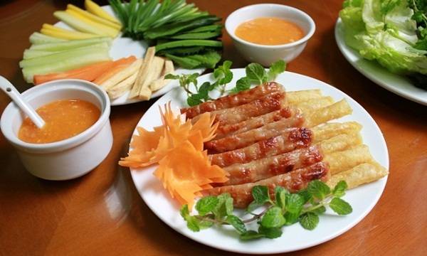 Nem nướng Nha Trang là món ăn hấp dẫn khi du lịch Nha Trang