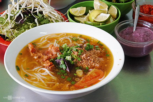 Bún riêu cô Lan - Quán ăn nổi tiếng trong ẩm thực Đà Lạt