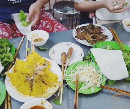 Nhân bánh đầy đặn, khi ăn cuốn với bánh tráng và rau sống. Ảnh: Instagram transouris