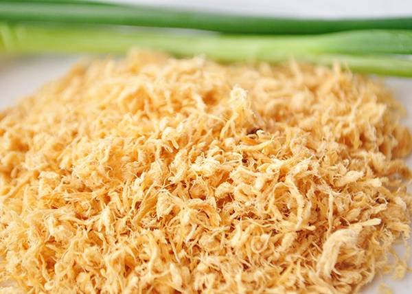 Ngoài bánh mì gà truyền thống, tiệm còn bán bánh mì chả bò, nhiều loại gỏi cuốn, thức ăn và nước uống khác để phù hợp với nhu cầu, thị hiếu của người Sài Gòn. Ảnh: Tripadvisor.