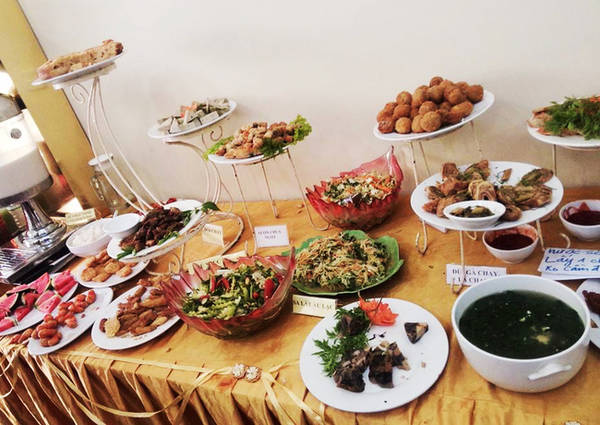 Buffet chay Hà Nội đa dạng món tại Loving Hut Quán Thánh