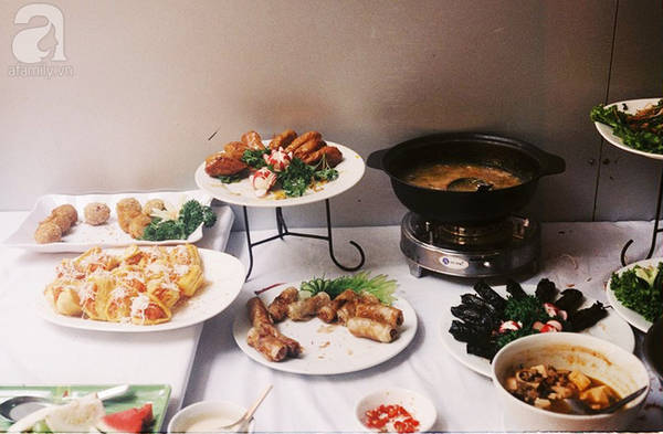 Buffet chay ở quán khá đa dạng với đủ món hấp, chiên, kho, các loại bánh, chè, thạch, trái cây với giá 100 ngàn đồng/ suất. Các món chay của quán làm khá đậm đà, dễ ăn, nhưng ghi điểm nhất vẫn là những món ngọt lạ miệng, ít nơi có như xôi mít hay gà Kungpao (gà xào với ớt chuông).