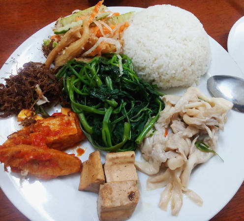 Quán khá đơn giản, ít trang trí rườm rà, với bàn ghế gỗ mộc, đúng kiểu các quán chay thường gặp. Đặc biệt dù trong ngõ nhỏ nhưng quán có sân tương đối rộng rãi, tiện để xe khi tới dùng cơm chay.