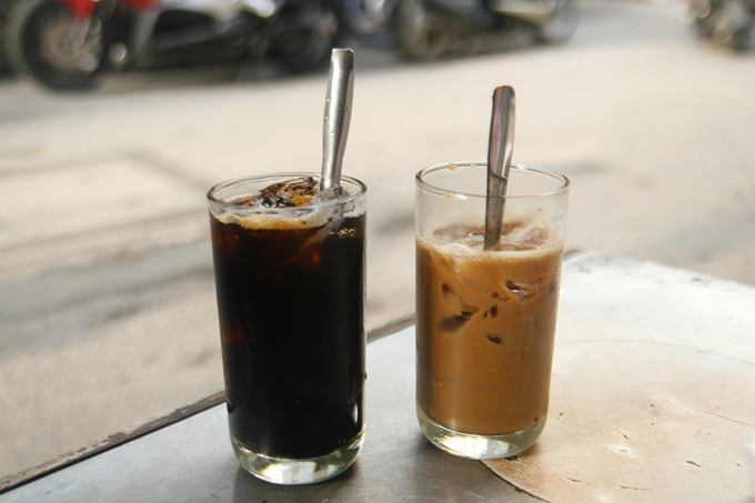 Giá cà phê sáng sớm Sài Gòn tại quán Phan Đình Phùng