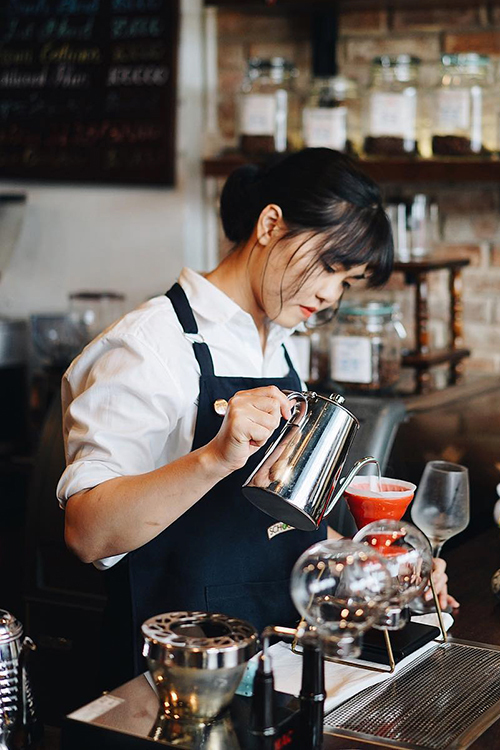 Shin  Nếu không phải là người thích những điều xưa cũ, địa chỉ này điểm dừng chân lý tưởng cho bạn. Quán có không gian hiện đại được dẫn vào bởi lối đi xanh mát nhờ cây cối. Quán nằm trên đường Hồ Huấn Nghiệp, mở cửa từ 6h30 mỗi ngày. Giá các món đồ uống của quán từ 70.000 đồng