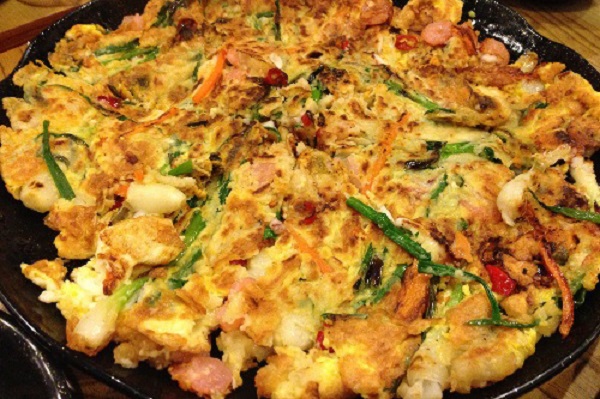 Thịt ba chỉ nướng canh kim chi và panchan Hàn Quốc