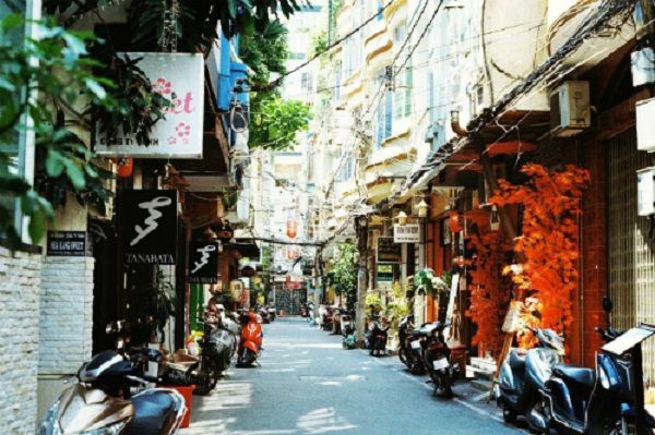 Khu phố Nhật Bản với biển hiệu và đèn lồng