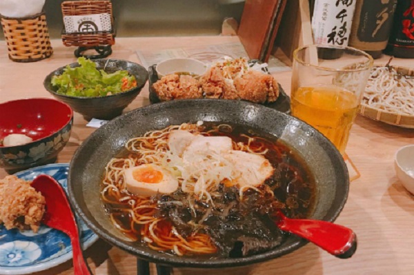 Ramen Takoyaki sashimi sushi tại khu ẩm thực ngoại Sài Gòn