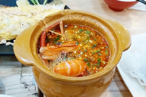 Các món đặc sản Thái Lan tom yum son-tam heo nướng