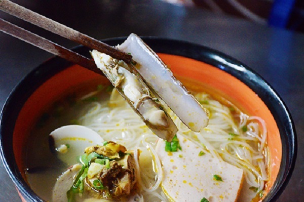 Đến đây, bạn có thể thưởng thức các món như hủ tiếu ốc, bún riêu cua ốc, bánh canh, nui, chuối nướng... với giá khoảng 25.000 - 50.000 đồng. Món nổi bật tại khu chợ này là bún num bo chốc được nấu từ loại mắm prohoc, một đặc sản ở Campuchia và các loại chè nấu từ loại đường thốt nốt.