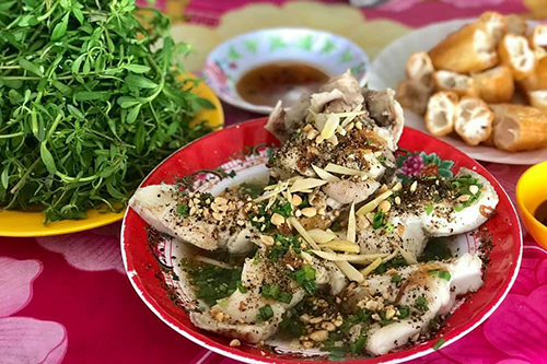 Cá lóc tươi và chắc thịt ăn cùng cháo và rau đắng. Ảnh: Di Vỹ.