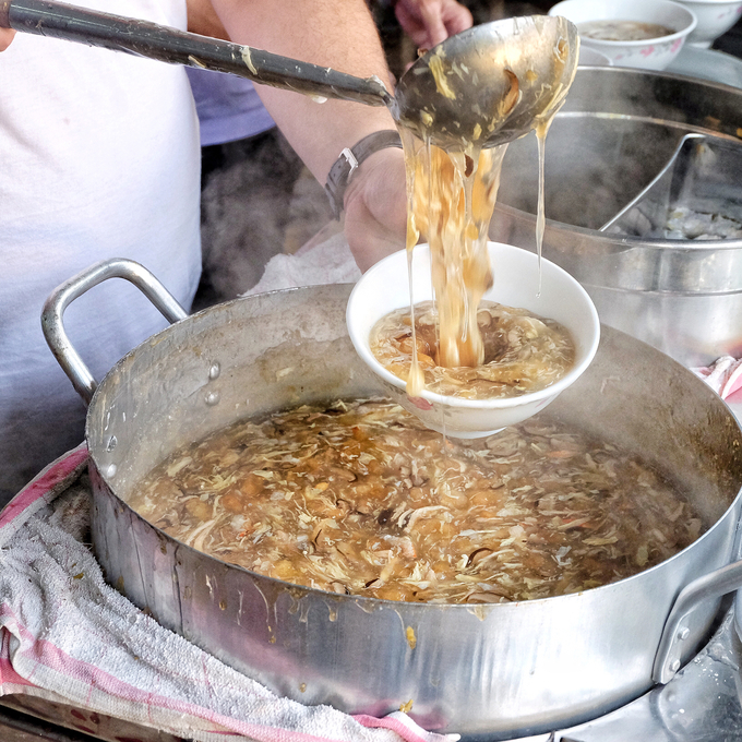 Súp cua cô Lan  Súp cua tại quán này có hương vị đậm đà. Nhiều thực khách đánh giá suất ăn ở đây có thành phần đầy đặn nhất với trứng đánh tan, nấm rơm, trứng cút và thịt cua to, thơm phức. Ảnh: @maryderoux.