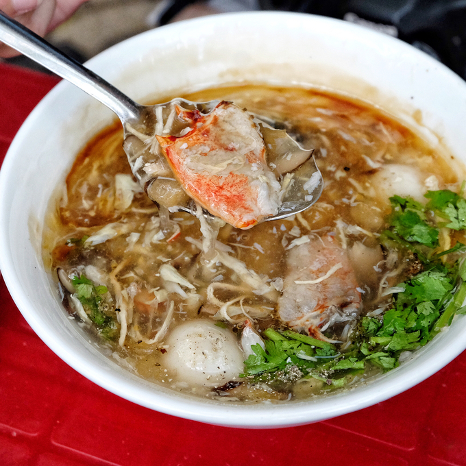 Khi ăn, bạn có thể cho thêm một chút tiêu, mùi hay tương ớt tùy khẩu vị và trộn đều. Hương vị khi ấy trở nên trọn vẹn hơn. Quán còn nổi tiếng với thành phần bong bóng cá đi kèm. Bạn có thể gọi theo sở thích. Giá một suất ăn bình thường từ 20.000 đồng. Quán toạ lạc trên đường Lương Nhữ Học, quận 5. Ảnh: @maryderoux.