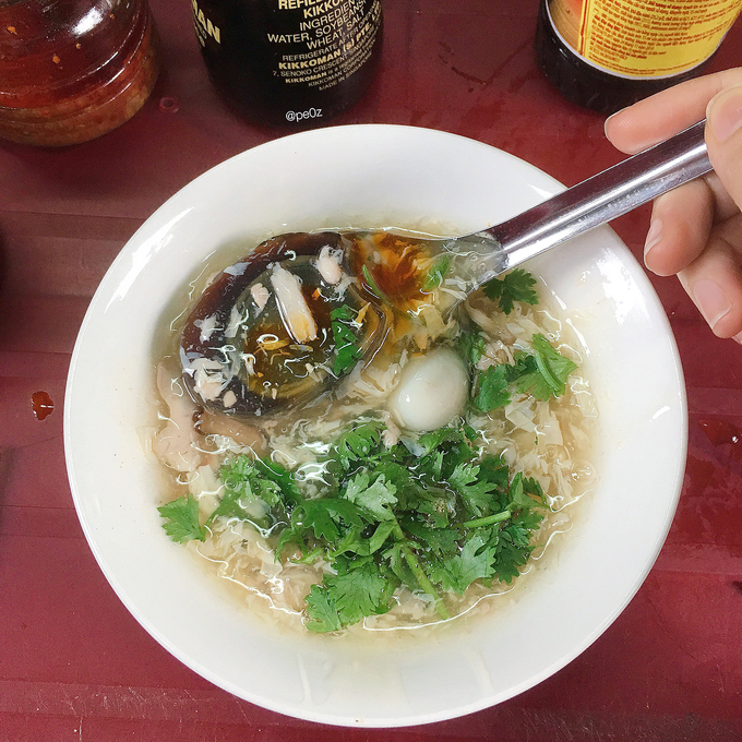 Súp cua Thảo  Nhờ có thêm trứng bắc thảo và óc heo mà hương vị súp cua ở chợ hoa Hồ Thị Kỷ, quận 10 có phần đặc biệt hơn. Phần óc heo được nhiều khách đánh giá là đầy đặn, béo. Ảnh: @pe0z.