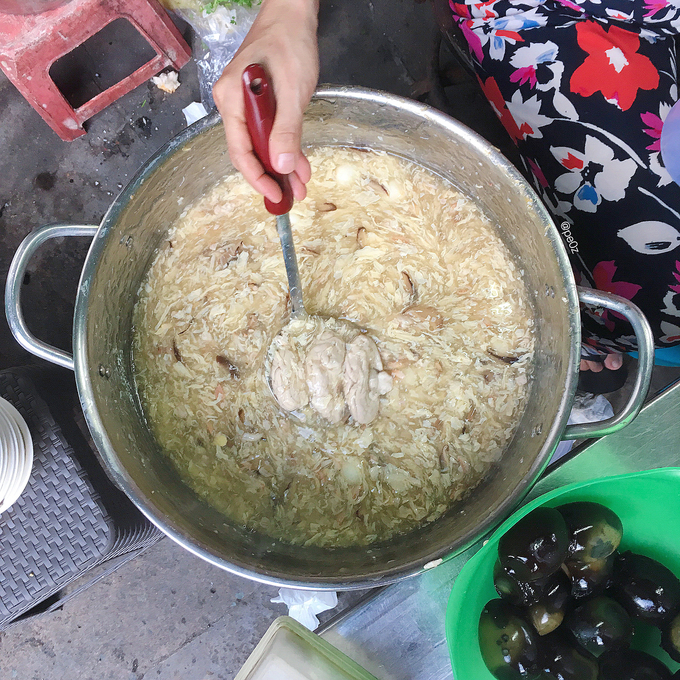 Tuy nhiên, nếu muốn thưởng thức, bạn phải đi sớm vì óc heo để lâu sẽ mất ngon. Giá một phần ăn đầy đủ là 25.000 đồng. Ảnh: @pe0z.