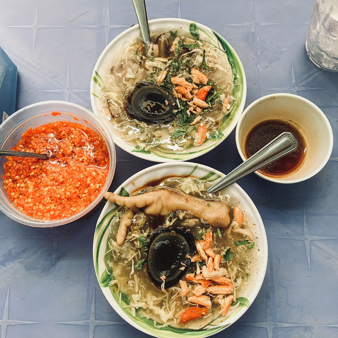 Quán súp cua trên đường Vạn Kiếp, quận Bình Thạnh mở cửa từ sáng tới chiều. Một chén bình thường có giá từ 10.000 đồng, khá đặc, nhiều thịt cua và có vị ngọt tự nhiên. Ảnh: @tienmai311.