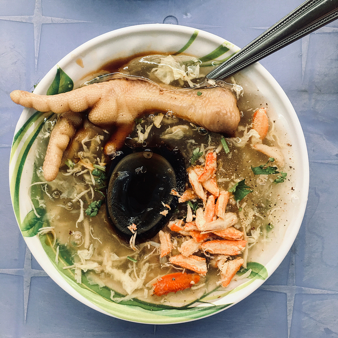 Khách có thể yêu cầu thêm các loại đồ ăn đi kèm như trứng bắc thảo, thịt cua. Quán nhỏ nhưng bù lại sạch sẽ. Ngoài súp cua, quán có phục vụ nhiều món ăn vặt khác như chân gà, đồ lòng, thích hợp cho bữa ăn xế. Ảnh: @tienmai311.