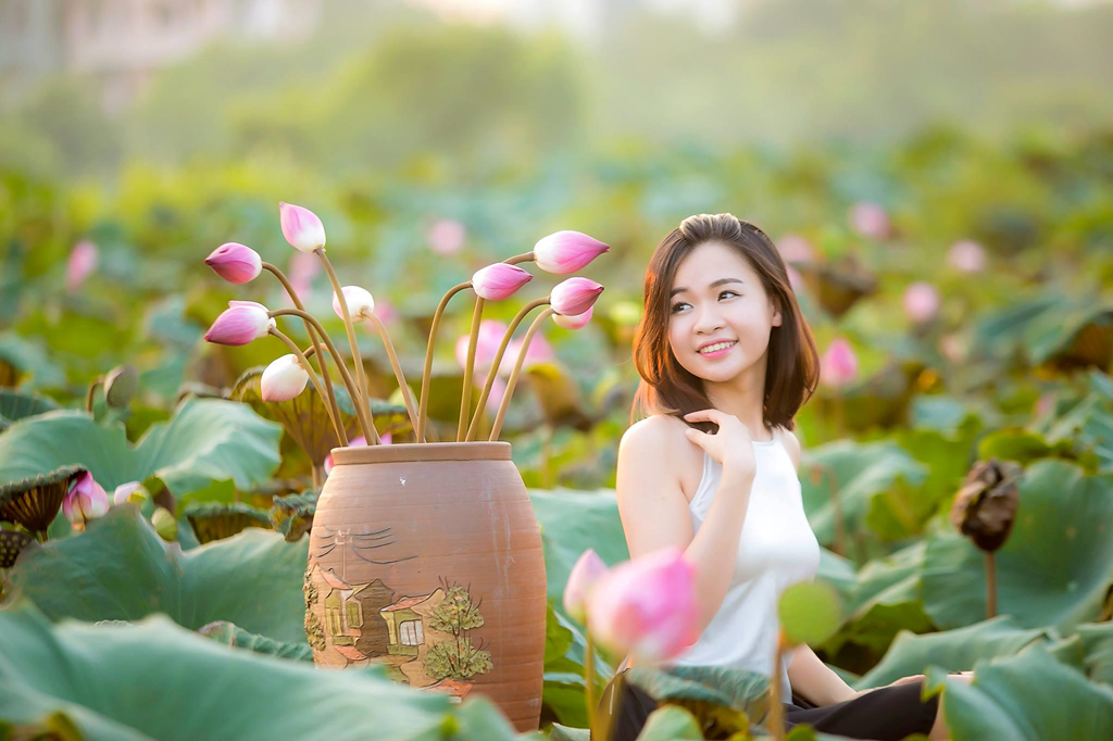 1. Đầm sen Hồ Tây: Đầm sen Hồ Tây nằm gần công viên nước Hồ Tây, đường đi rất dễ tìm. Bạn có thể đi theo hướng vào công viên nước, người dân xung quanh sẽ chỉ dẫn nhiệt tình. Đầm sen mỗi độ hè về lại náo nức và tấp nập hơn cả bởi các đoàn khách lớn nhỏ nối tiếp nhau. Đến đây, bạn không chỉ được đắm mình trong không khí trong lành cùng hương sen thoang thoảng mà còn có dịp thưởng thức trà sen tươi sạch, đậm đà. Ảnh: Duynguyen.