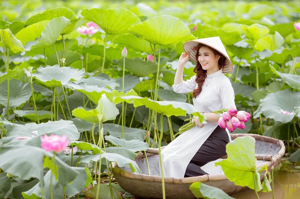 Chụp ảnh với sen có rất nhiều trang phục như áo dài, áo tứ thân, áo yếm, bà ba… Mỗi bức hình sẽ mang một vẻ đẹp riêng, đậm nét đặc trưng của những người phụ nữ Việt Nam. Đây chính là địa điểm lý tưởng để cuối tuần có thể cùng gia đình và bạn bè qua tham quan và chụp ảnh. Vé vào cổng dao động từ 30.000-50.000 đồng. Ảnh: Foodie.