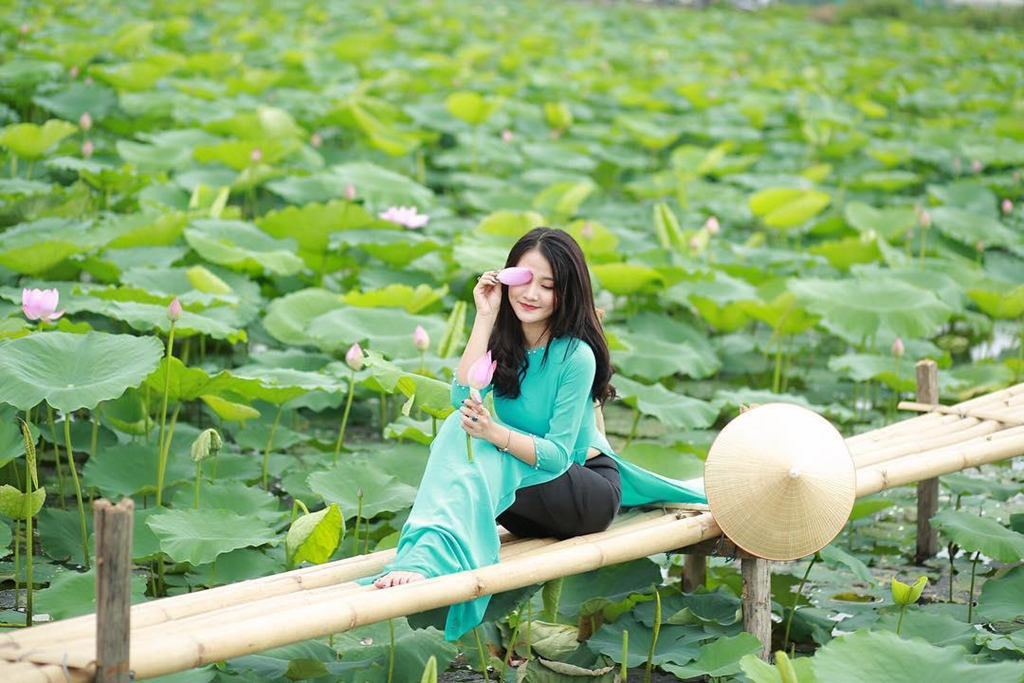 3. Đầm sen Bát Tràng: Đường đến đầm sen Bát Tràng qua cầu Thanh Trì, men theo biển chỉ dẫn đi về phía Bát Tràng khoảng gần 1 km là đến nơi. Từ trên đê nhìn xuống, đầm sen rộng, dài và bao la tầm mắt. Những bông hoa trắng, hồng đua nhau khoe sắc hương, rực rỡ khắp cả một vùng trời. Đầm sen ở ngoại thành nhưng vẫn có sức cuốn hút với những lượt khách đến vãn cảnh và chụp ảnh. Ảnh: Foody.