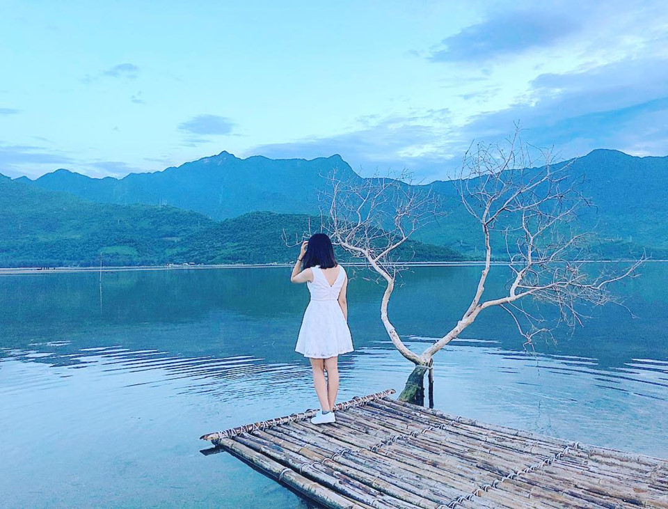 Toàn cảnh vịnh Lăng Cô xanh ngút ngàn