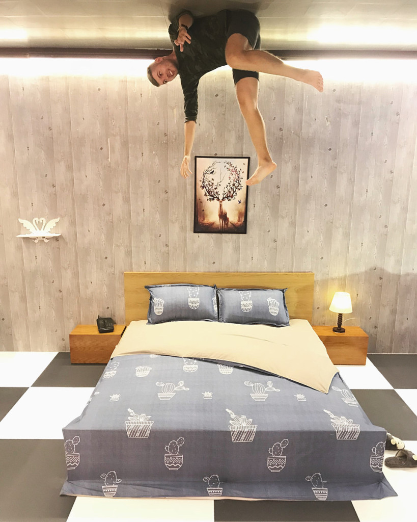 Nhà úp ngược - Địa điểm sống ảo Vũng Tàu với đồ vật treo ngược ấn tượng
