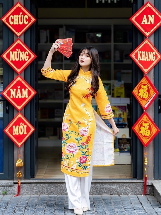 Phố sách trang trí câu đối đỏ chào Xuân