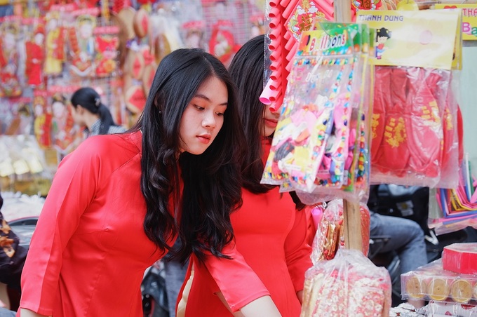 Phố Hàng Mã trang trí đèn lồng đỏ dịp Tết