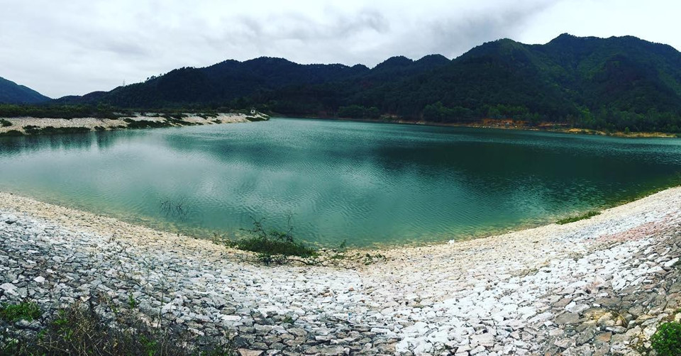 Dưới chân núi là hồ Núi Bàu trong xanh. Buổi sáng, sương mù bao phủ như những làn khói khắp cả mặt hồ. Đến chiều tà khi hoàng hôn buông xuống, ngồi ngắm mặt hồ tĩnh lặng cùng nhóm bạn, hưởng gió mát từ rừng thông, bạn sẽ thấy mọi muộn phiền đều trôi hết. Ảnh: @ph.thao.