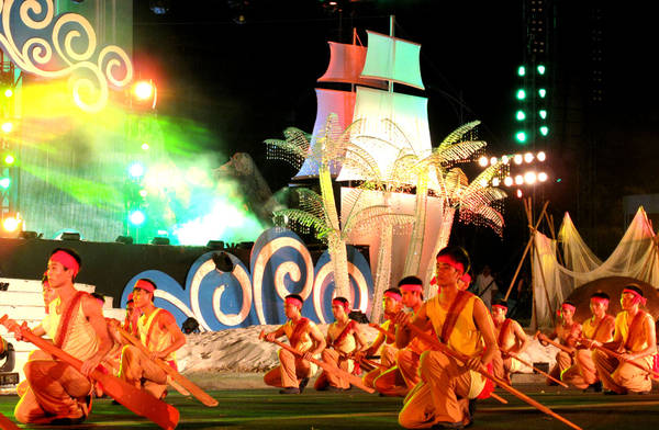 Biểu diễn nghệ thuật trong khuôn khổ Festival Nha Trang
