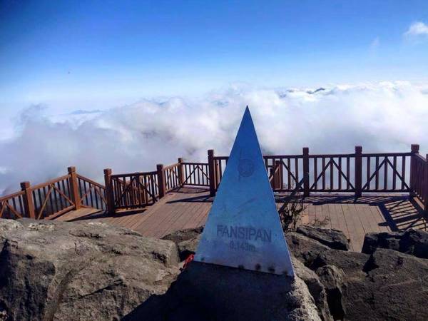 Đỉnh Fansipan đã được xây dựng khang trang chờ ngày cáp treo khánh thành. Ảnh: Cường Nguyễn