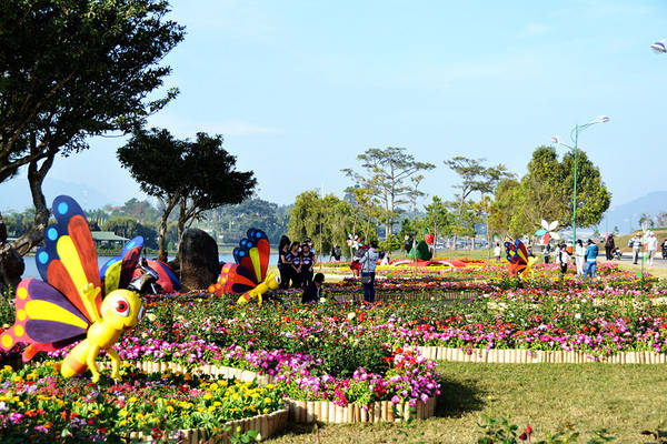 Các tiểu cảnh được trang trí bên bờ hồ Xuân Hương trong festival hoa Đà Lạt