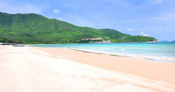Hình ảnh bãi biển Nha Trang thu hút du khách