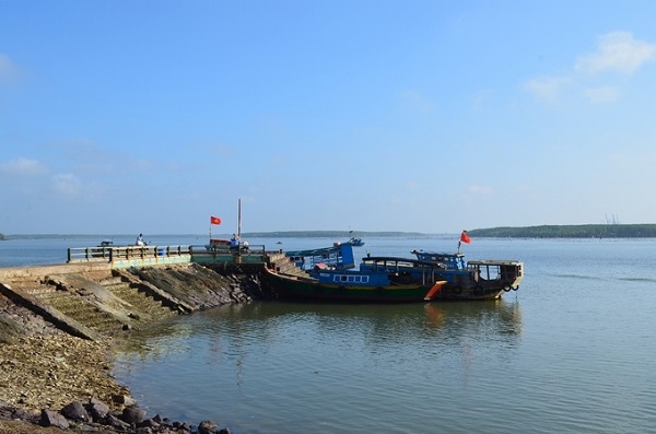 Đảo Thạnh An, Cần Giờ Thạnh An là xã đảo thuộc huyện Cần Giờ, cách trung tâm TP HCM hơn 70 km về phía đông. Nếu bạn đang tìm địa điểm đi về trong ngày, gần TP HCM mà có khung cảnh thiên nhiên thoáng đãng thì có thể tới xã đảo nhỏ yên bình này. Đảo nhỏ Thạnh An không có nhiều cảnh đẹp hay hoạt động giải trí, đa phần khách tới đây thường khám phá cuộc sống của người địa phương. Nếu ngắm cảnh, chụp ảnh, bạn có thể đi dọc theo đường đê, bãi đá. Và đừng quên thưởng thức những món hải sản như ốc, nghêu, lẩu cá... với giá cả phải chăng. Ảnh: Má Lúm.