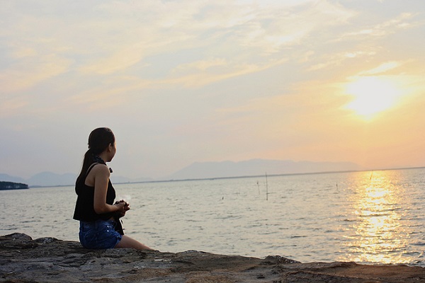 Cách duy nhất để sang đảo là đi tàu từ bến Cần Thạnh, một thị trấn của huyện Cần Giờ. Từ trung tâm TP HCM, bạn có thể bắt xe số 20 - Bến Thành - phà Bình Khánh, sau đó bắt xe số 90 tới Cần Thạnh.  Các chuyến tàu từ bến Cần Thạnh ra đảo Thạnh An lúc 6h30, 9h, 10h30, 12h, 14h, 17h. Các chuyến tàu về lại đất liền lúc 6h30, 7h30, 10h30, 12h, 14h, 17h. Giá vé là 10.000 đồng/ lượt. Tuy nhiên, giờ tàu có thể thay đổi tùy vào tình hình thời tiết, thủy triều... Ảnh: Phong Vinh.