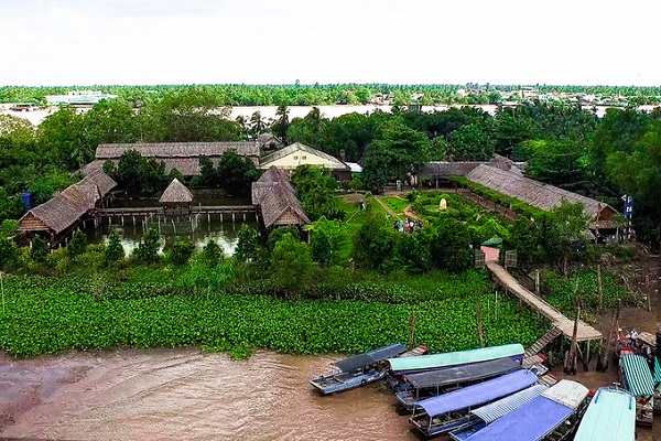 Cồn Phụng, Bến Tre Cách TP HCM khoảng 85 km về phía tây, Bến Tre như hòn đảo xanh giữa bốn bề sông nước Cửu Long và là điểm du hí lý tưởng cho những ai thích tìm về thiên nhiên. Điểm đến nổi bật của xứ dừa có thể kể đến là Cồn Phụng. Cồn nằm trên một cù lao nổi giữa sông Tiền, thuộc xã Tân Thạch, huyện Châu Thành. Hoạt động được nhiều khách ưa thích là đi xuồng máy để tham quan các cơ sở chế biến kẹo dừa hay lên xe ngựa thăm vườn cây ăn trái. Ngoài ra, bạn cũng có thể dừng chân bên đường để uống trà với tắc mật ong, thưởng thức các loại trái cây. Ảnh: dulichmietvuon.