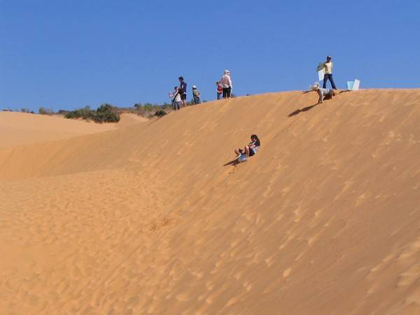 Trong khi đó bạn ngày bạn có thể thử trò trượt cát cực kỳ thú vị.
