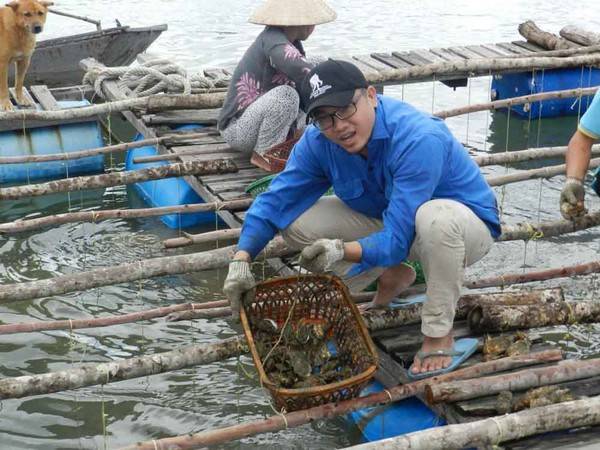 Ghé Long Sơn thì bạn phải thử món hàu sữa tươi ngon tại đây.