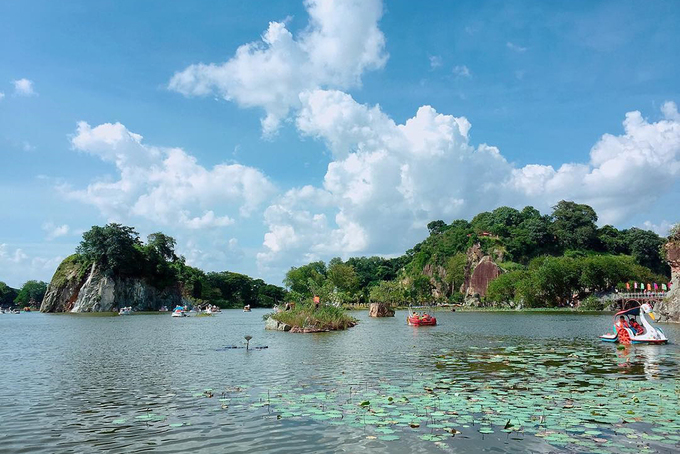 Khu du lịch Bửu Long, Đồng Nai  Để lại những ồn ào phố thị thường ngày, du khách đến đây có thể thư giãn trước hồ nước xanh biếc hoặc ngồi trên thuyền thiên nga đi dạo quanh hồ. Nếu không, bạn có thể ngắm những ngọn núi nhỏ quanh hồ. Mỗi góc của thiên nhiên ở đây đều có thể cho bạn những bức hình "sống ảo". Ảnh: Bell.
