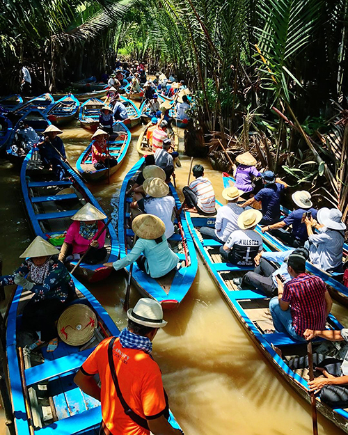 Cù Lao Thới Sơn, Tiền Giang  Cồn Lân hay cù lao Thới Sơn là cồn lớn nhất trong số 4 cồn trên sông Tiền. Cách TP HCM chừng 70 km, nơi đây có những con rạch nhỏ uốn cong theo thế đất, hai bên phủ đầy bần, dừa nước. Nhờ thiên nhiên ưu đãi cùng sự mến khách của người dân, nơi này hiện là điểm dừng chân thu hút đông du khách nước ngoài.