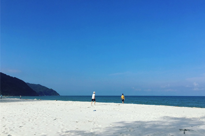 Bãi biển Minh Châu  Trong các bãi tắm tại Quan Lạn, Minh Châu có bờ cát trắng mịn nhất nên luôn đông khách. Để có một tấm ảnh ưng ý trên bãi biển vắng người, bạn chỉ cần chịu khó đi thêm khoảng 1 km về phía bến cảng Trụi Minh Châu. Tại đây có một bãi tắm hoang sơ, hầu như rất ít người tắm.