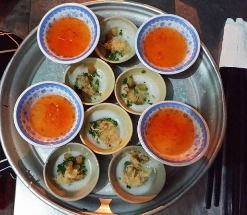 Bánh bèo tuy trông nhỏ bé nhưng nếu ăn khoảng trên chục chén đảm bảo bạn sẽ phải ôm bụng căng ra về.