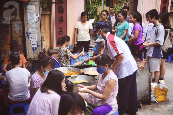 Hàng bánh rán mặn Hà Nội Lạc Long Quân luôn đông khách xếp hàng chờ đợi
