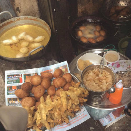 Hàng bánh rán mặn Hà Nội nhỏ xíu tại ngõ chợ Đồng Xuân